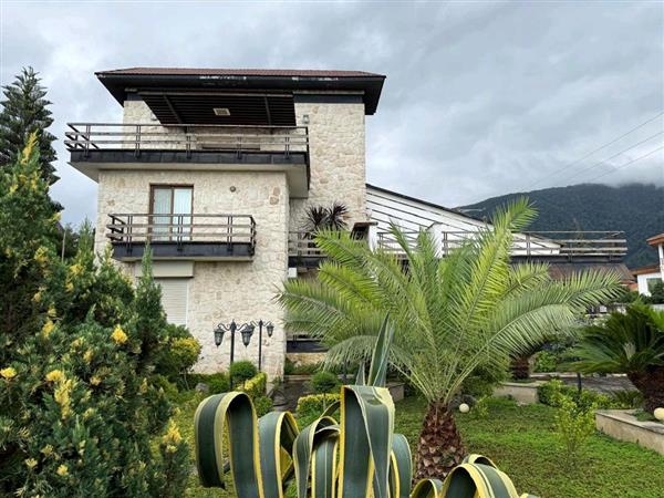 ویلا با محوطه زیبا