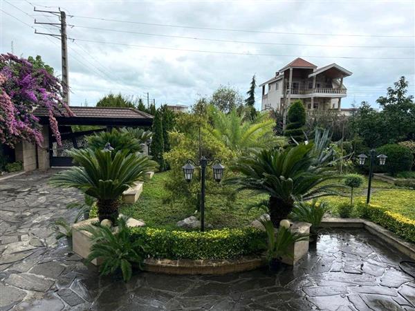 ویلا با محوطه زیبا