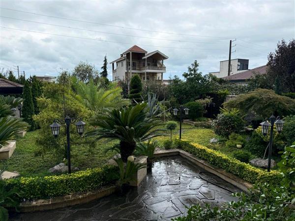 ویلا با محوطه زیبا