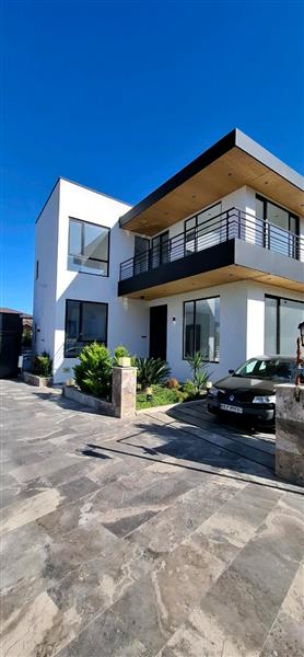 ویلا 320 متری شهرکی 